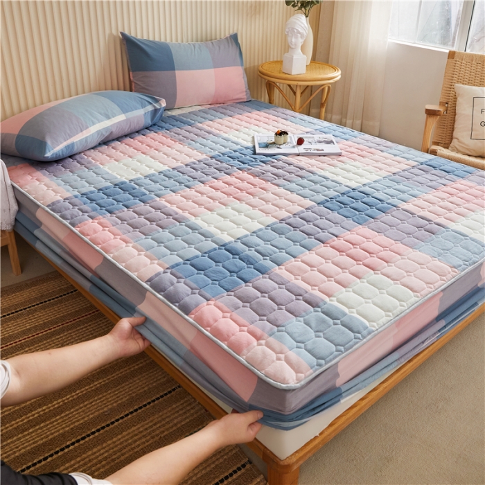 91家纺网 家纺一手货源 找家纺 雪云美A类全棉色织水洗棉床笠夹棉床罩三件套可定制蓝粉格