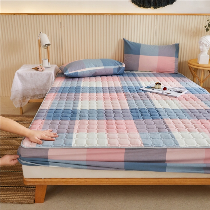 91家纺网 家纺一手货源 找家纺 雪云美A类全棉色织水洗棉床笠夹棉床罩三件套可定制蓝粉格