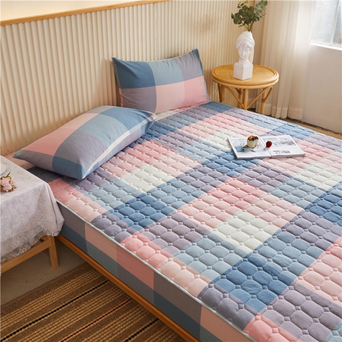 91家纺网 家纺一手货源 找家纺 雪云美A类全棉色织水洗棉床笠夹棉床罩三件套可定制蓝粉格