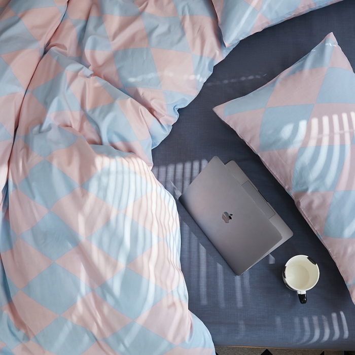 91家纺网 家纺一手货源 找家纺 怡家居 2022新款全棉棋盘格混搭四件套 菱格蓝粉