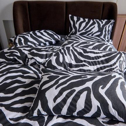 91家纺网 家纺一手货源 找家纺 艾佳 2025新款全棉13372黑白灰经典系列四件套-场景1 经典豹纹灰