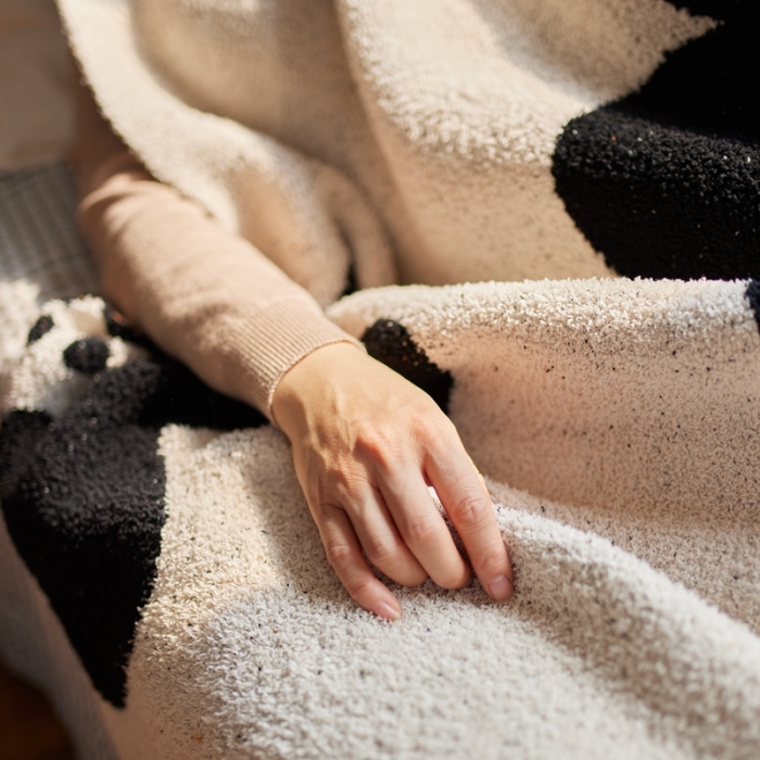 91家纺网 家纺一手货源 找家纺 总 安莱2022新款设计师太阳花A类半边绒针织毯子午睡毯秋冬