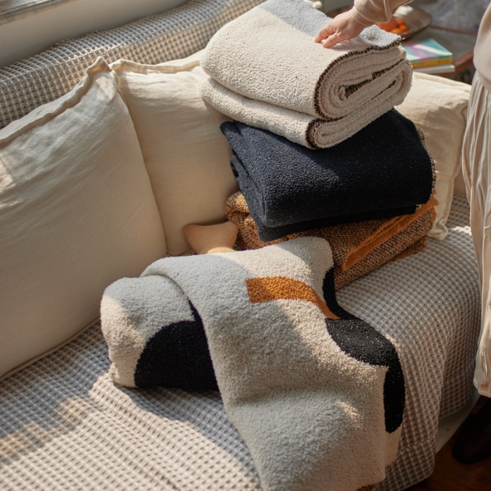 91家纺网 家纺一手货源 找家纺 总 安莱2022新款设计师太阳花A类半边绒针织毯子午睡毯秋冬