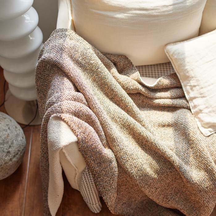 91家纺网 家纺一手货源 找家纺 安莱 2022新款设计师太阳花A类半边绒针织毯子午睡毯秋冬 风帆白