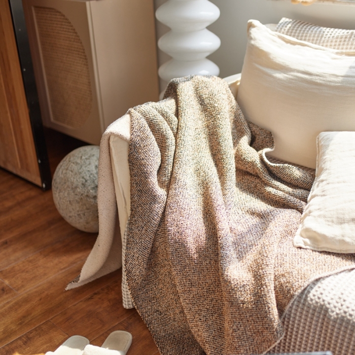 91家纺网 家纺一手货源 找家纺 安莱 2022新款设计师太阳花A类半边绒针织毯子午睡毯秋冬 风帆白