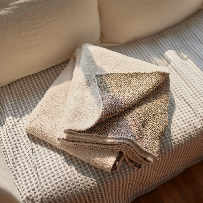 91家纺网 家纺一手货源 找家纺 安莱 2022新款设计师太阳花A类半边绒针织毯子午睡毯秋冬 风帆白