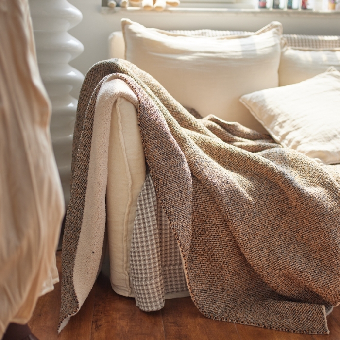 91家纺网 家纺一手货源 找家纺 安莱 2022新款设计师太阳花A类半边绒针织毯子午睡毯秋冬 风帆白