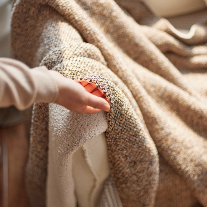 91家纺网 家纺一手货源 找家纺 安莱 2022新款设计师太阳花A类半边绒针织毯子午睡毯秋冬 风帆白