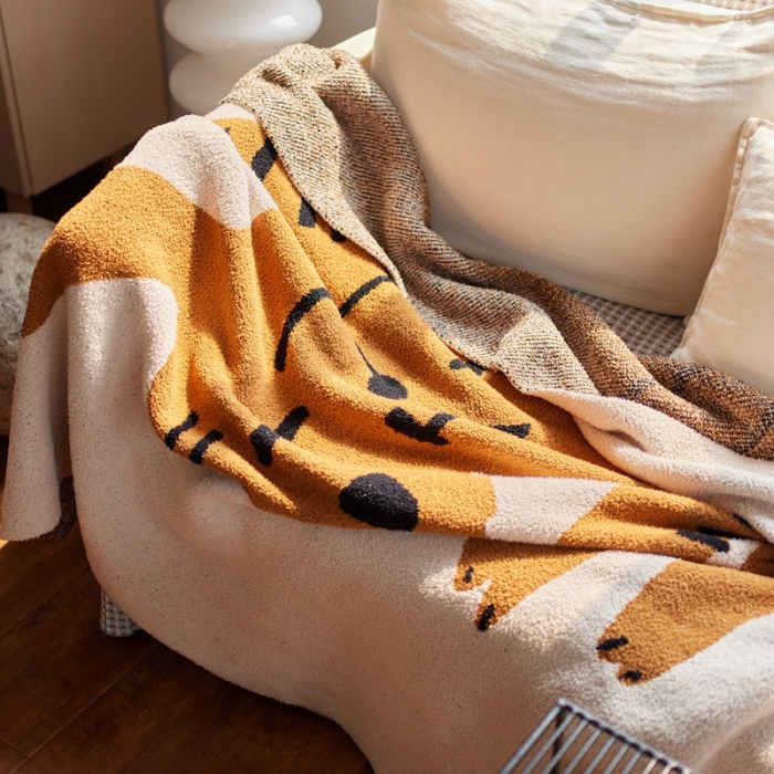 91家纺网 家纺一手货源 找家纺 安莱 2022新款设计师太阳花A类半边绒针织毯子午睡毯秋冬 小脑斧