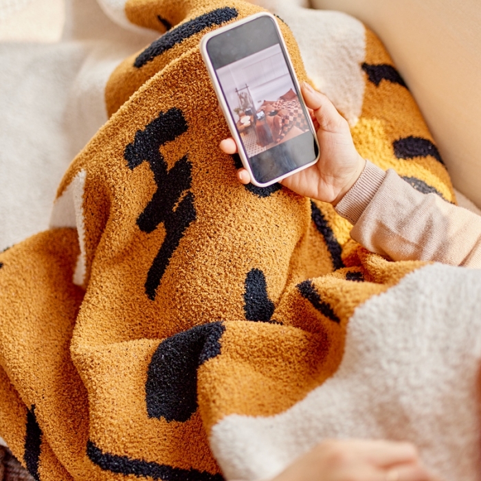 91家纺网 家纺一手货源 找家纺 安莱 2022新款设计师太阳花A类半边绒针织毯子午睡毯秋冬 小脑斧