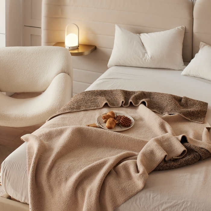 91家纺网 家纺一手货源 找家纺 安莱 设计师太阳花A类半边绒针织毯子沙发办公室午睡毯秋冬 风帆白