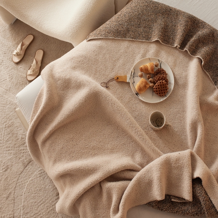 91家纺网 家纺一手货源 找家纺 安莱 设计师太阳花A类半边绒针织毯子沙发办公室午睡毯秋冬 风帆白