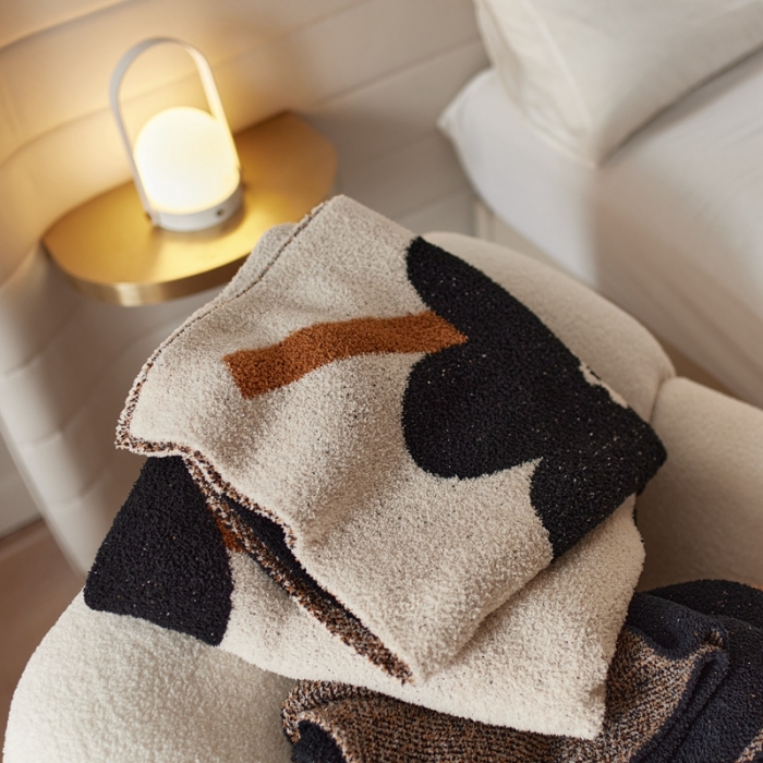 91家纺网 家纺一手货源 找家纺 安莱 设计师太阳花A类半边绒针织毯子沙发办公室午睡毯秋冬 向阳花