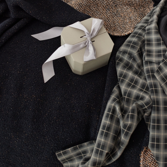 91家纺网 家纺一手货源 找家纺 安莱 设计师太阳花A类半边绒针织毯子沙发毯秋冬 黑咖啡