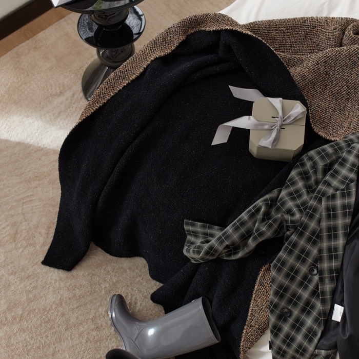 91家纺网 家纺一手货源 找家纺 安莱 设计师太阳花A类半边绒针织毯子沙发毯秋冬 黑咖啡