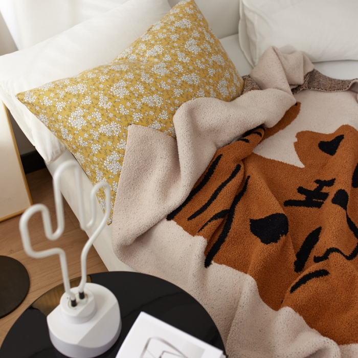 91家纺网 家纺一手货源 找家纺 安莱 设计师太阳花A类半边绒针织毯子沙发办公室午睡毯秋冬 小脑斧