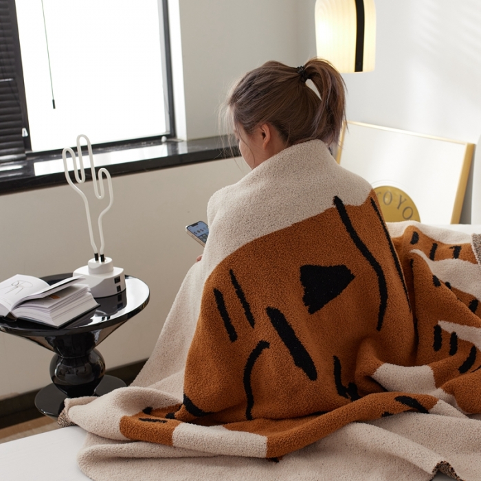 91家纺网 家纺一手货源 找家纺 安莱 设计师太阳花A类半边绒针织毯子沙发办公室午睡毯秋冬 小脑斧