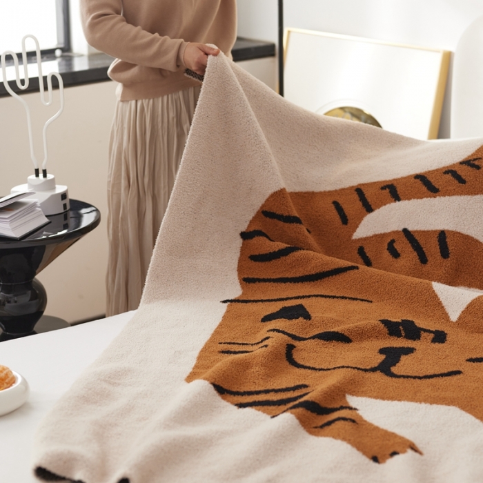 91家纺网 家纺一手货源 找家纺 安莱 设计师太阳花A类半边绒针织毯子沙发办公室午睡毯秋冬 小脑斧