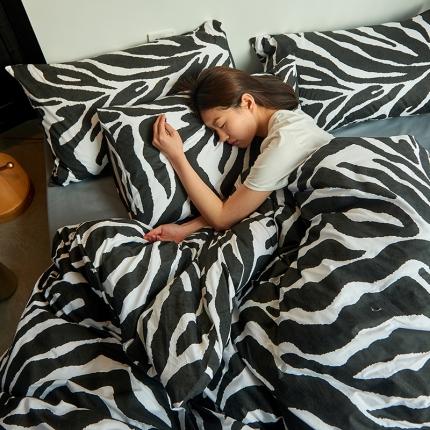 艾佳2025全棉13372黑白灰经典系列四件套-场景2 经典豹纹灰