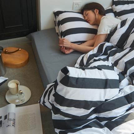 艾佳2025全棉13372黑白灰经典系列四件套-场景2 经典条纹灰