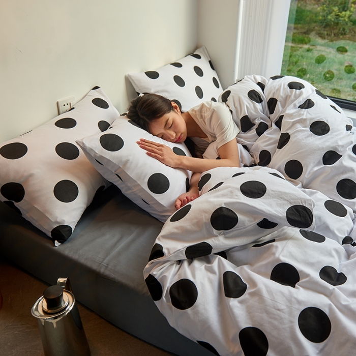 91家纺网 家纺一手货源 找家纺 艾佳2025全棉13372黑白灰经典系列四件套-场景2 洋气圈圈灰