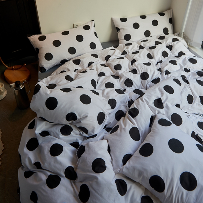 91家纺网 家纺一手货源 找家纺 艾佳2025全棉13372黑白灰经典系列四件套-场景2 洋气圈圈灰