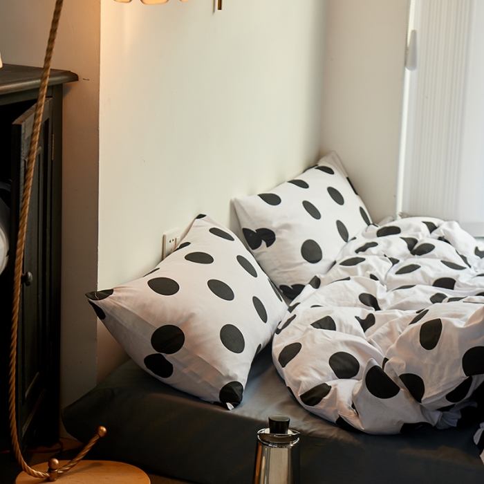 91家纺网 家纺一手货源 找家纺 艾佳2025全棉13372黑白灰经典系列四件套-场景2 洋气圈圈灰