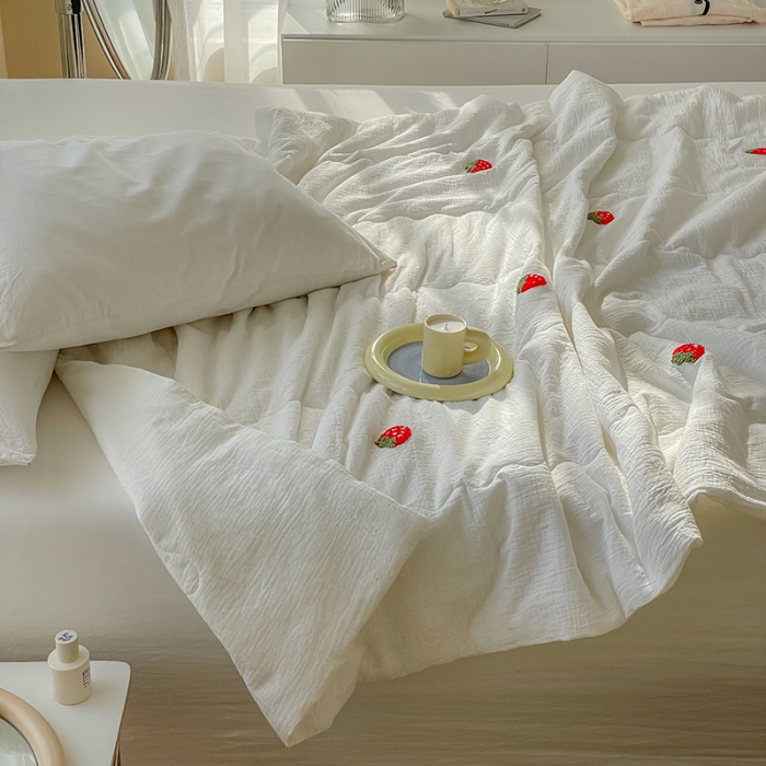 91家纺网 家纺一手货源 找家纺 洋铭区 2022新款双层泡泡纱夏被 小草莓