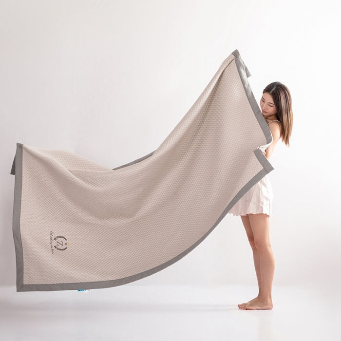 91家纺网 家纺一手货源 找家纺 凡客家居2022新款A类针织面料超凉感冰豆豆3D按摩冷感凉席 咖