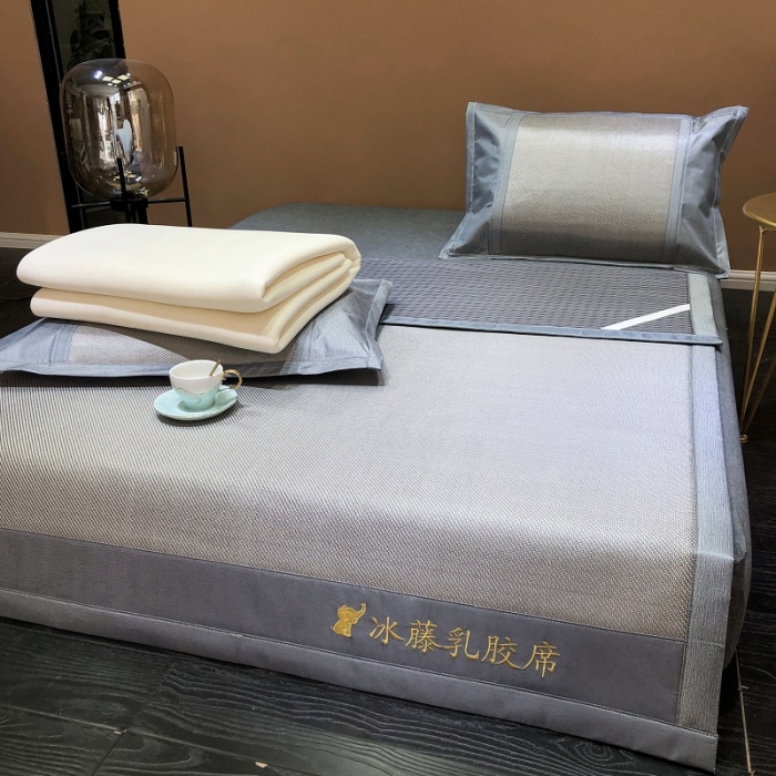 91家纺网 家纺一手货源 找家纺 凡客 2022春夏新品宽边刺绣提花冰藤养生乳胶凉席三件套 冰藤-灰