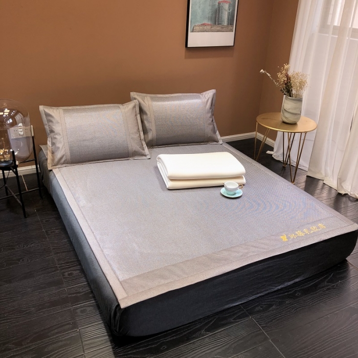 91家纺网 家纺一手货源 找家纺 凡客 2022春夏新品宽边刺绣提花冰藤养生乳胶凉席三件套 冰藤-紫金