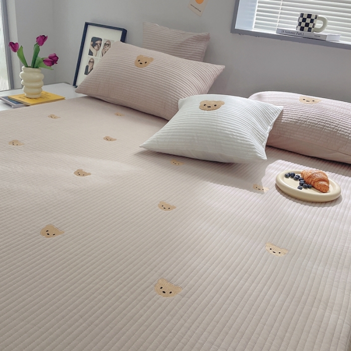 91家纺网 家纺一手货源 找家纺 期遇 2022新款全棉小熊刺绣床笠绗缝加厚夹棉床笠 奶咖