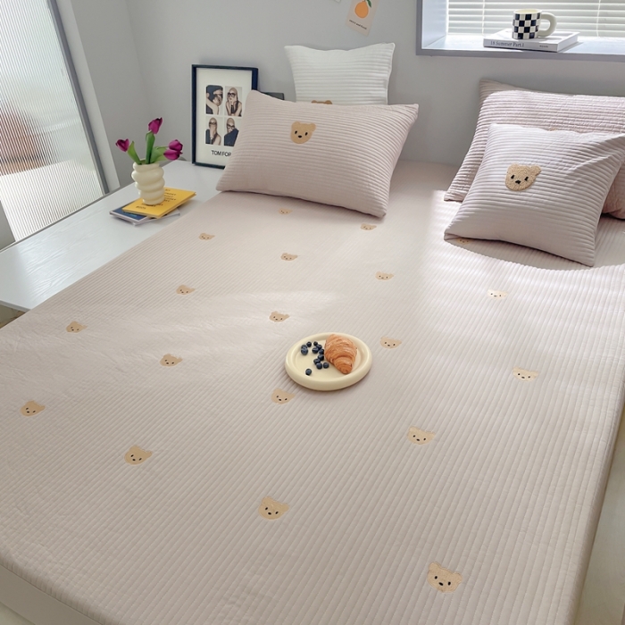 91家纺网 家纺一手货源 找家纺 期遇 2022新款全棉小熊刺绣床笠绗缝加厚夹棉床笠 奶咖