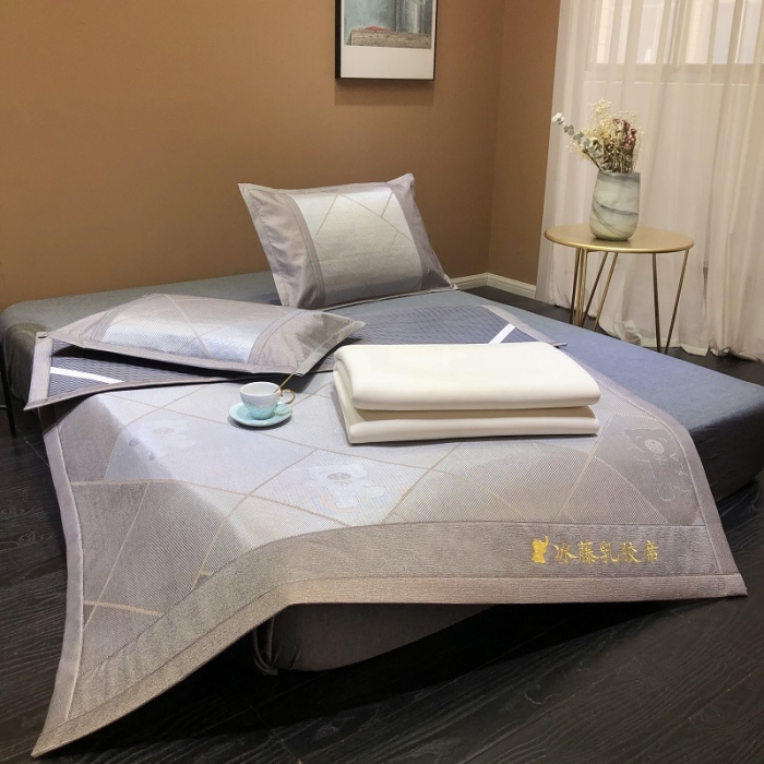 91家纺网 家纺一手货源 找家纺 凡客 2022春夏新品宽边刺绣提花冰藤养生乳胶凉席三件套 魔方-紫金