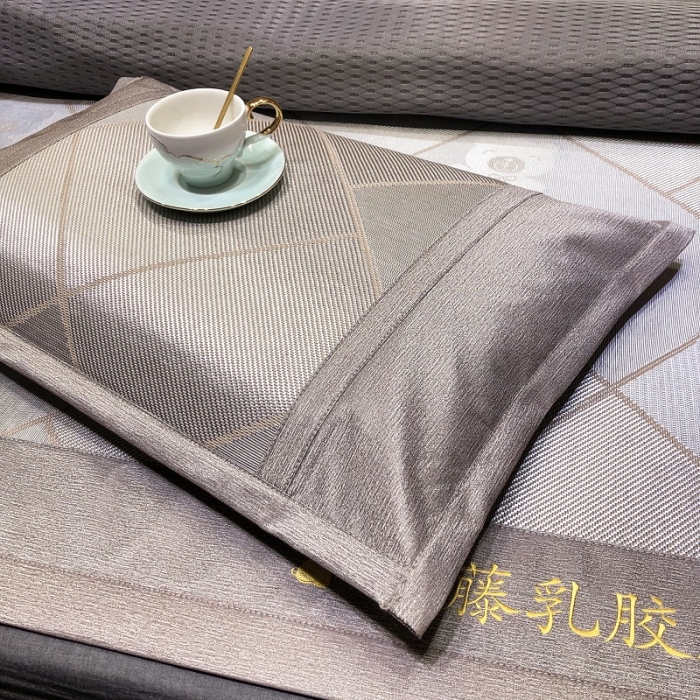 91家纺网 家纺一手货源 找家纺 凡客 2022春夏新品宽边刺绣提花冰藤养生乳胶凉席三件套 魔方-紫金