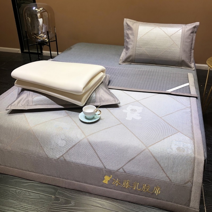 91家纺网 家纺一手货源 找家纺 凡客 2022春夏新品宽边刺绣提花冰藤养生乳胶凉席三件套 魔方-紫金