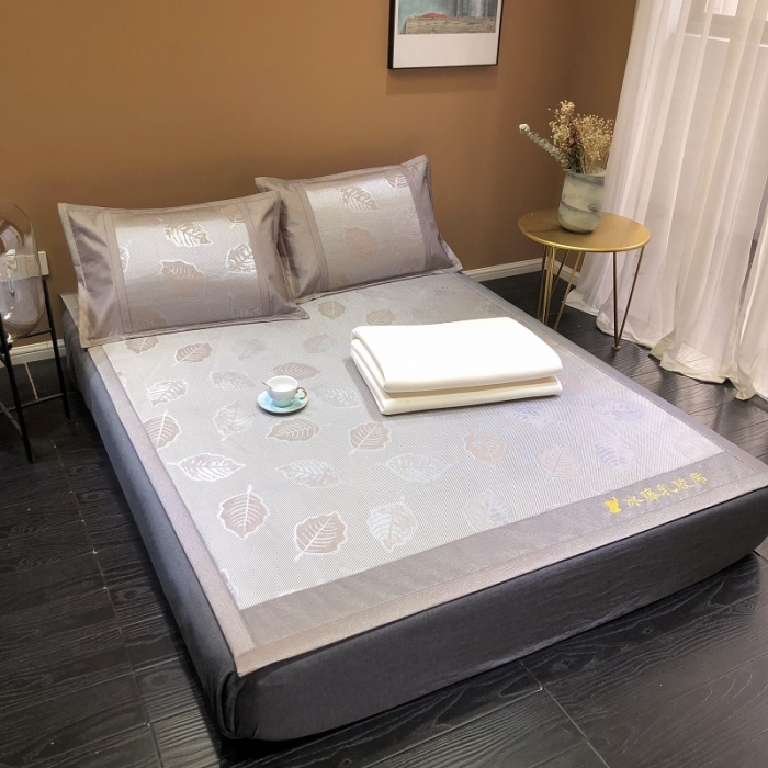 91家纺网 家纺一手货源 找家纺 凡客 2022春夏新品宽边刺绣提花冰藤养生乳胶凉席三件套 叶纷飞-紫金