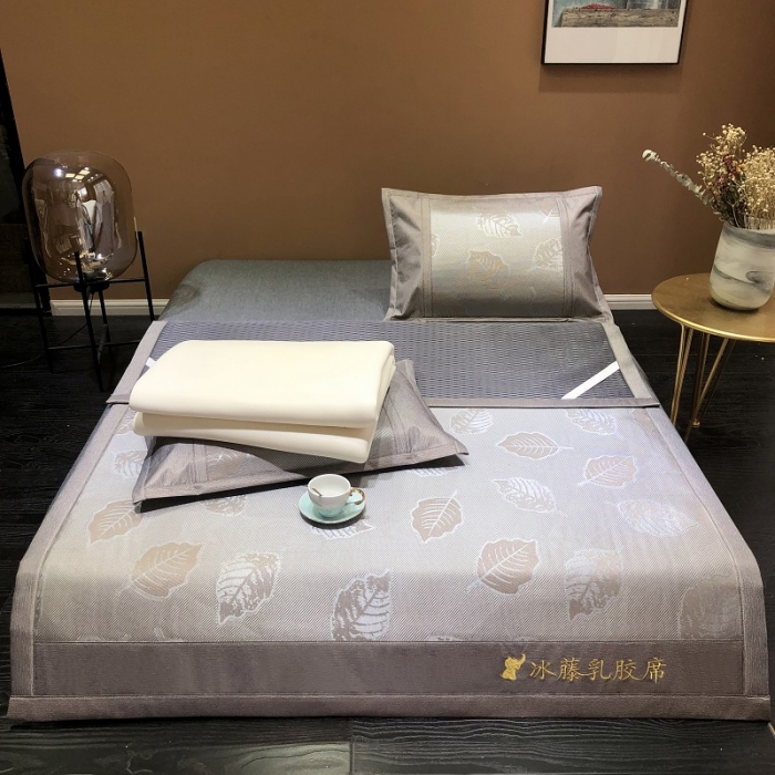 91家纺网 家纺一手货源 找家纺 凡客 2022春夏新品宽边刺绣提花冰藤养生乳胶凉席三件套 叶纷飞-紫金