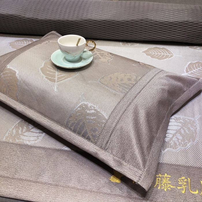 91家纺网 家纺一手货源 找家纺 凡客 2022春夏新品宽边刺绣提花冰藤养生乳胶凉席三件套 叶纷飞-紫金