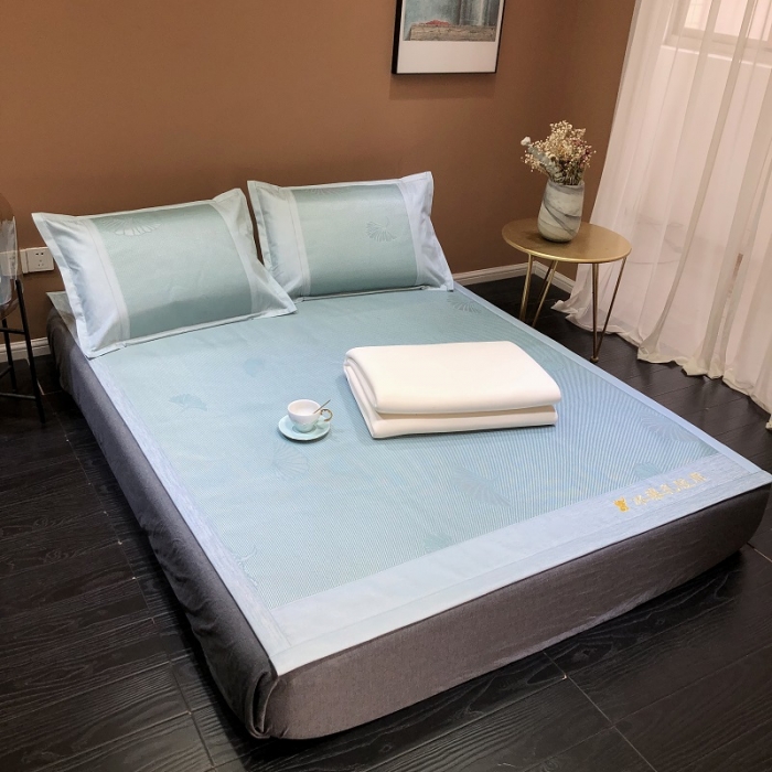 91家纺网 家纺一手货源 找家纺 凡客 2022春夏新品宽边刺绣提花冰藤养生乳胶凉席三件套 银杏叶-水绿