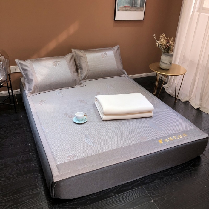 91家纺网 家纺一手货源 找家纺 凡客 2022春夏新品宽边刺绣提花冰藤养生乳胶凉席三件套 银杏叶-紫金