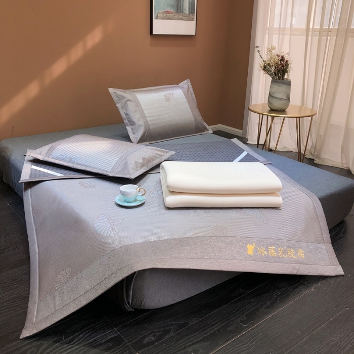 91家纺网 家纺一手货源 找家纺 凡客 2022春夏新品宽边刺绣提花冰藤养生乳胶凉席三件套 银杏叶-紫金