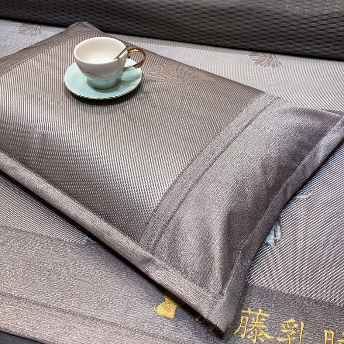 91家纺网 家纺一手货源 找家纺 凡客 2022春夏新品宽边刺绣提花冰藤养生乳胶凉席三件套 银杏叶-紫金