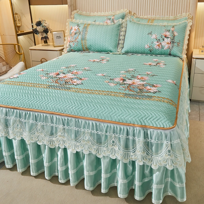 91家纺网 家纺一手货源 找家纺 网红馆 2025新款凉感丝夹棉绗缝蕾丝床裙款冰丝席三件套 花开半夏-绿