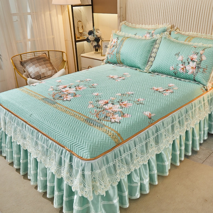 91家纺网 家纺一手货源 找家纺 网红馆 2025新款凉感丝夹棉绗缝蕾丝床裙款冰丝席三件套 花开半夏-绿