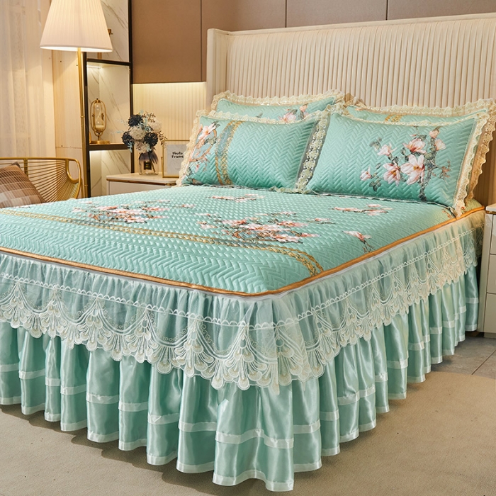 91家纺网 家纺一手货源 找家纺 网红馆 2025新款凉感丝夹棉绗缝蕾丝床裙款冰丝席三件套 花开半夏-绿