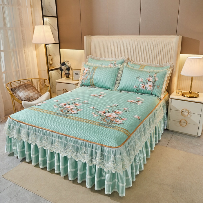 91家纺网 家纺一手货源 找家纺 网红馆 2025新款凉感丝夹棉绗缝蕾丝床裙款冰丝席三件套 花开半夏-绿