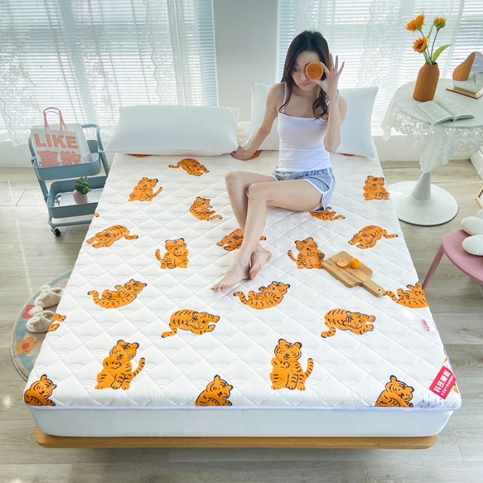 91家纺网 家纺一手货源 找家纺 鑫钰 2023新款小老虎印花抗菌床垫 金桔虎