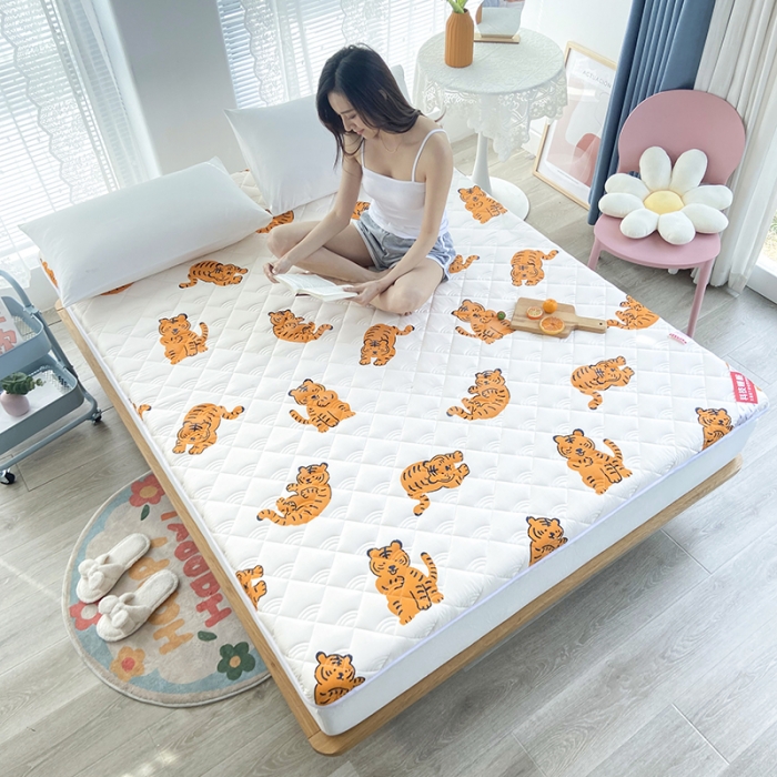 91家纺网 家纺一手货源 找家纺 鑫钰 2023新款小老虎印花抗菌床垫 金桔虎