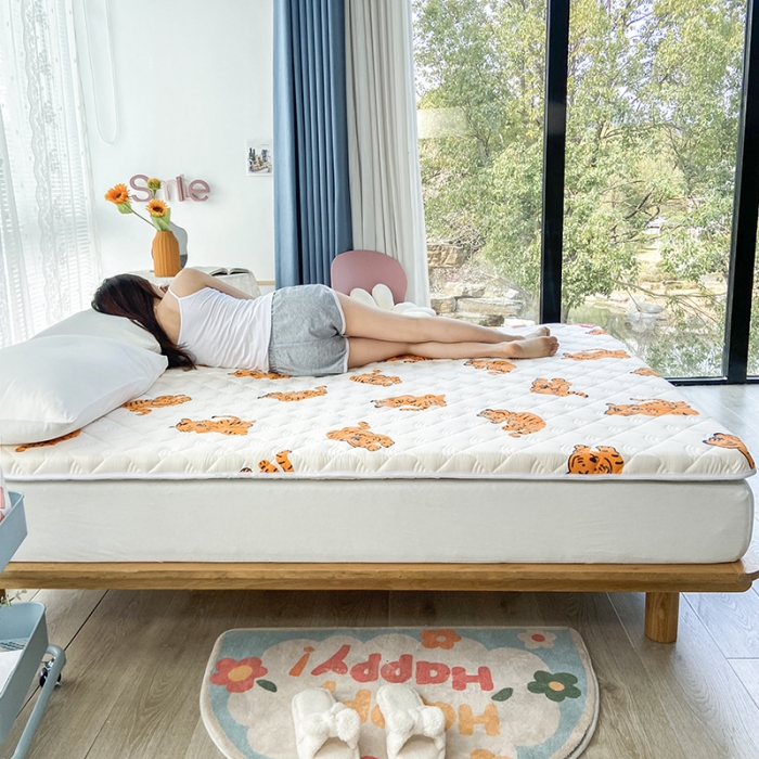 91家纺网 家纺一手货源 找家纺 鑫钰 2023新款小老虎印花抗菌床垫 金桔虎